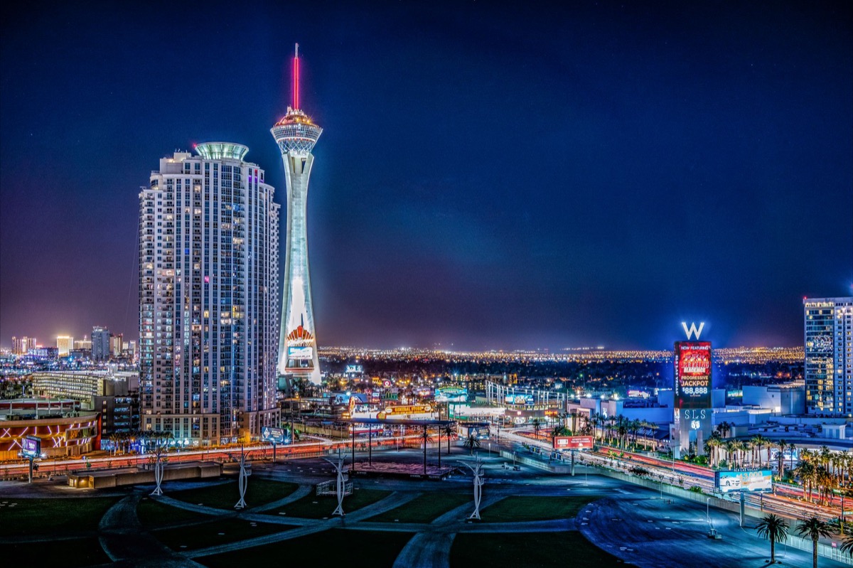 El horizonte iluminado de Las Vegas por la noche, que muestra la vibrante vida nocturna de la ciudad.