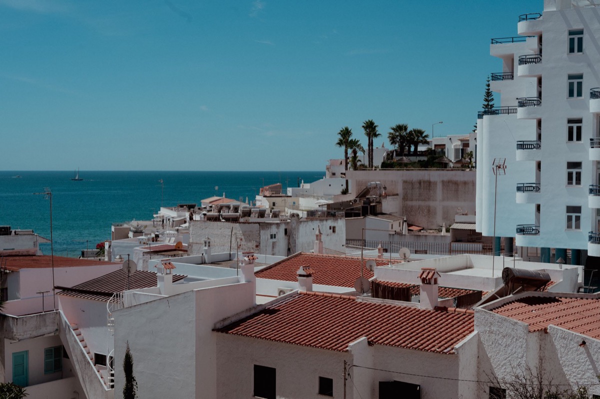 Un encantador paisaje urbano del Algarve en Portugal con edificios blancos y vistas al mar.