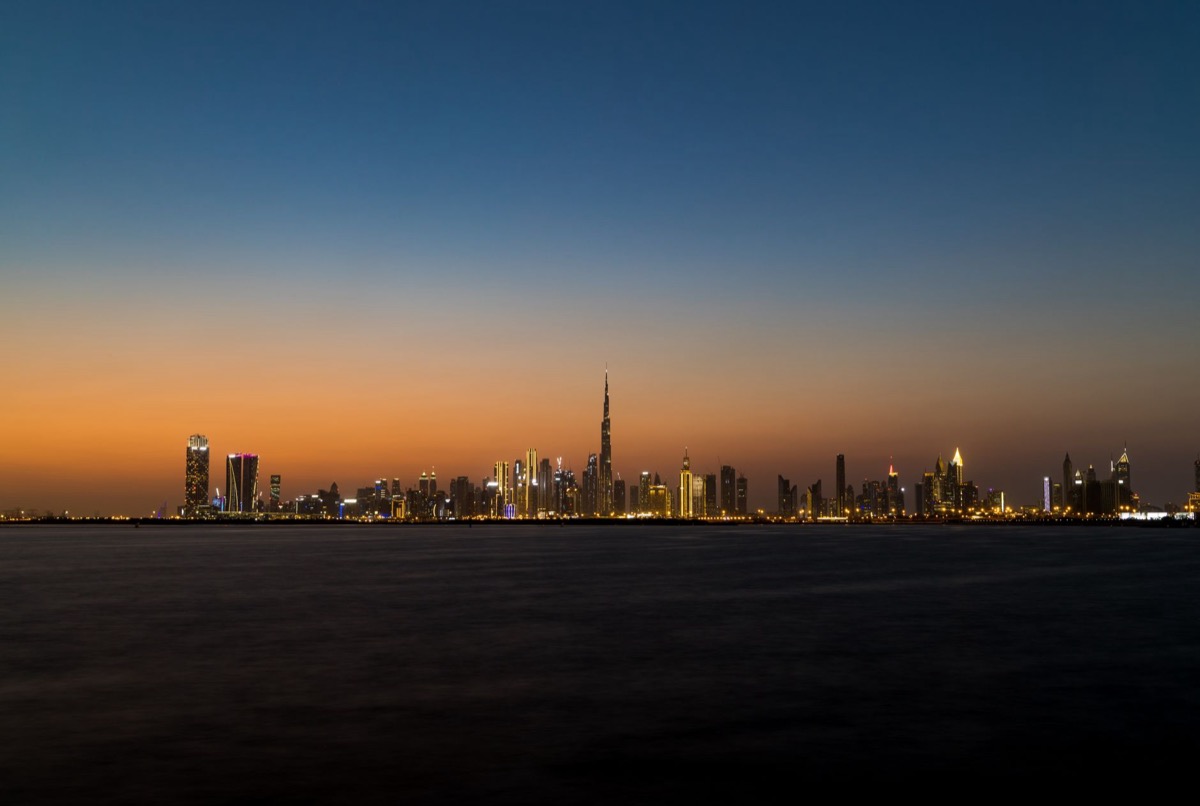 El horizonte de Dubai al atardecer con el Burj Khalifa.