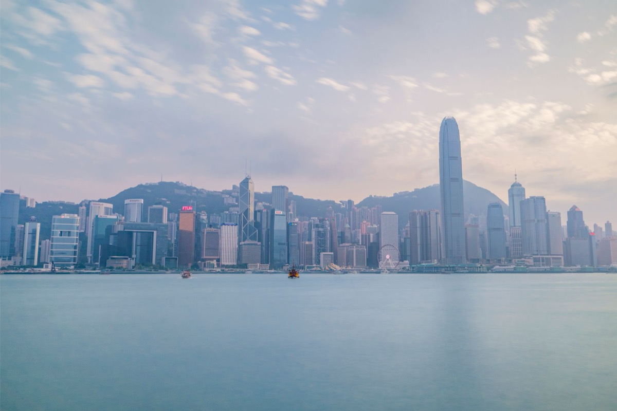 El horizonte de Hong Kong visto desde el puerto Victoria durante el día.