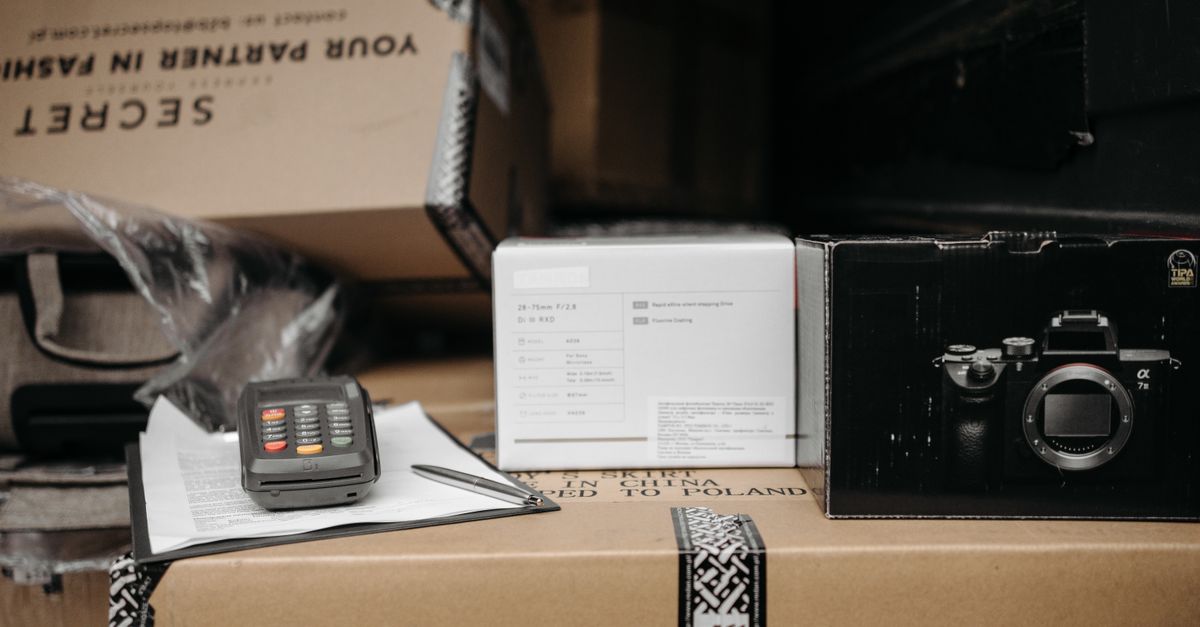 Paquetes variados con equipos electrónicos preparados para envío internacional.