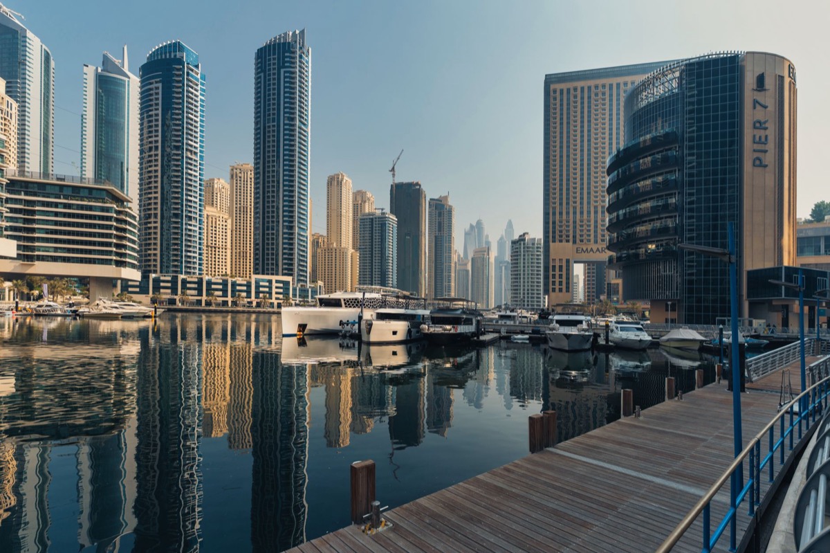 El horizonte del puerto deportivo de Dubai con rascacielos icónicos y yates de lujo.