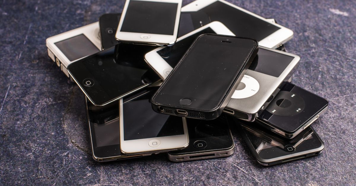 Una pila de teléfonos usados y reproductores multimedia portátiles en espera de reventa.