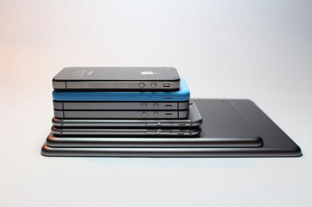Una pila de teléfonos inteligentes y tabletas modernos que presentan un diseño elegante.